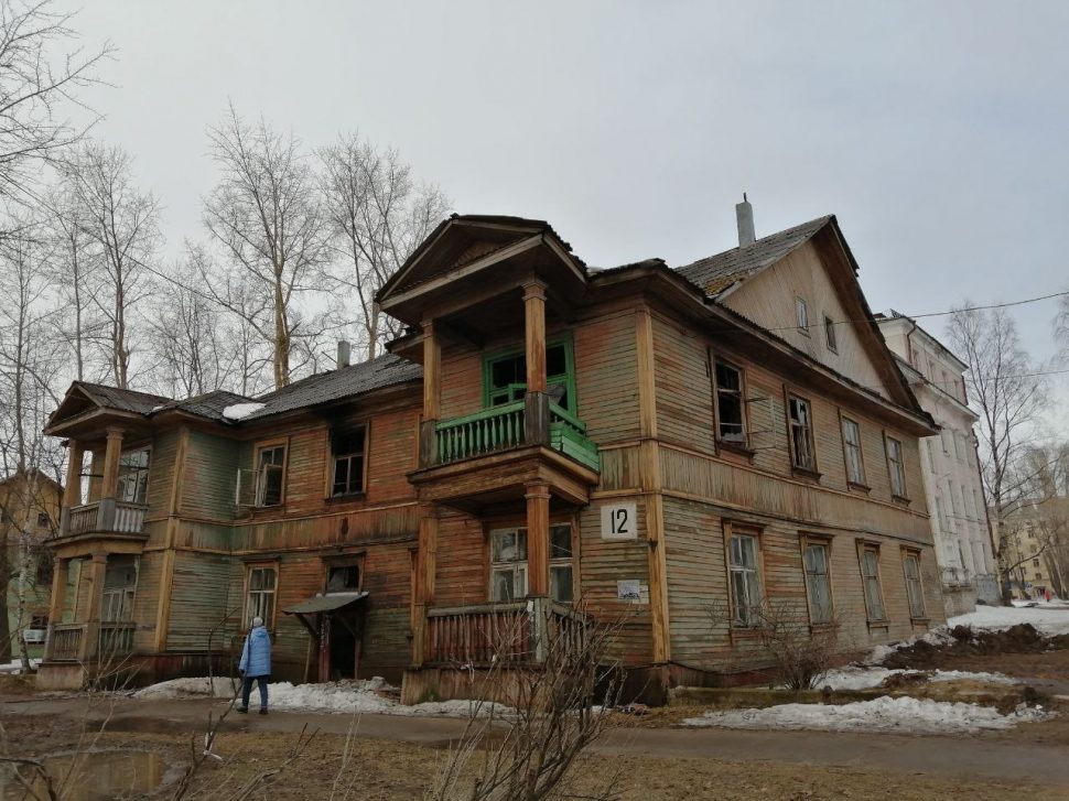 В Северодвинске горел нежилой двухэтажный дом